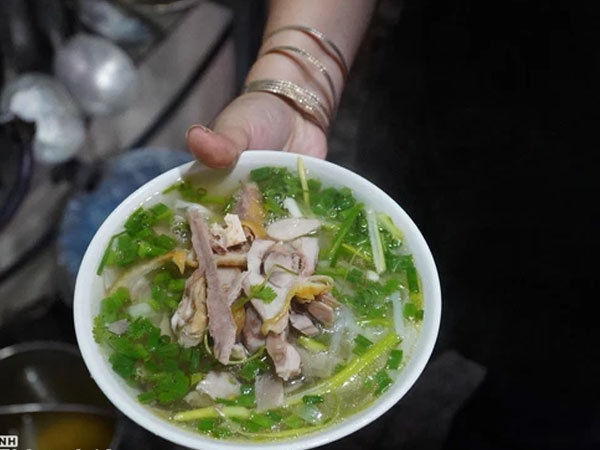 Từ sáng sớm, người dân Hà Nội phấn khởi rủ nhau đi ăn phở tại cửa hàng, 'nhâm nhi' chút lạnh cuối Thu