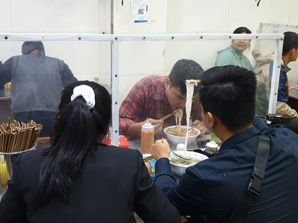 Nhiều quán phở quá tải trong ngày đầu tiên được ăn tại chỗ