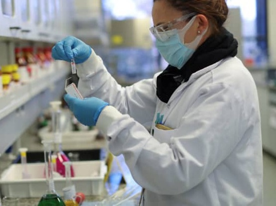 Nga bác bỏ cáo buộc 'đánh cắp công thức' vaccine AstraZeneca để phát triển vaccine Sputnik V