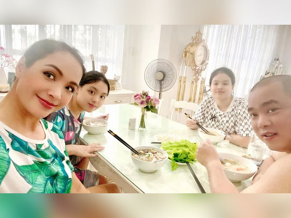 Gia đình 1 siêu mẫu đã trở về TP.HCM sau 4 tháng bị kẹt trên đảo, ái nữ "chốt hạ" 1 câu muốn té xỉu!