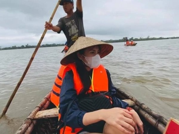 Một huyện báo cáo số tiền Thủy Tiên làm từ thiện ít hơn xác nhận trước đó 102 triệu đồng