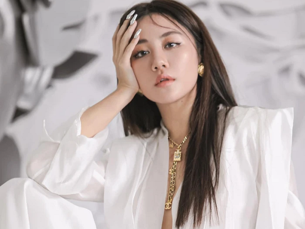 Văn Mai Hương diện áo cổ sâu khoe vòng 1 lấp ló gợi cảm