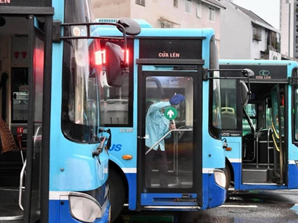Hà Nội: Xe buýt, taxi hối hả chuẩn bị cho ngày đầu được hoạt động, đón khách trở lại