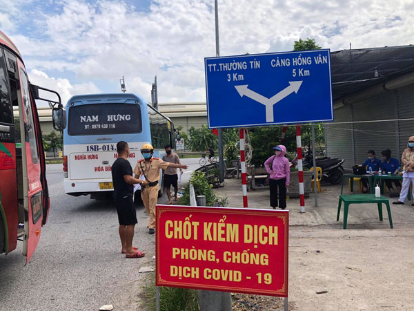 Quảng Ninh tiên phong bỏ xét nghiệm PCR bắt buộc, hàng loạt tỉnh thành vẫn yêu cầu phải có giấy test khi qua chốt