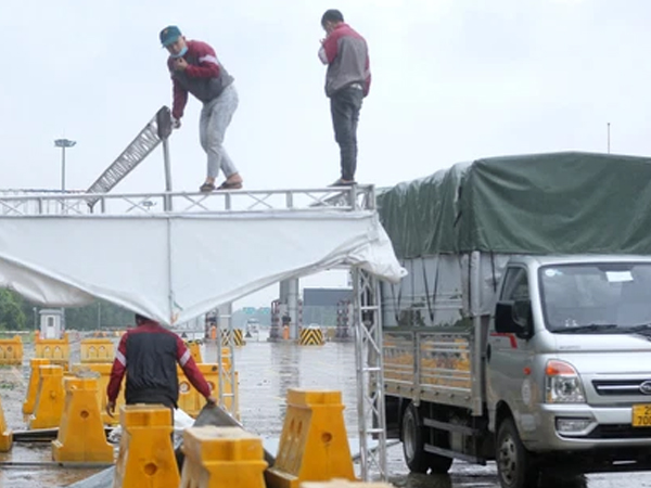 Hà Nội: Lực lượng chức năng đội mưa dỡ chốt kiểm soát cao tốc Hà Nội - Hải Phòng, cửa ngõ phía Nam tạm dừng kiểm soát
