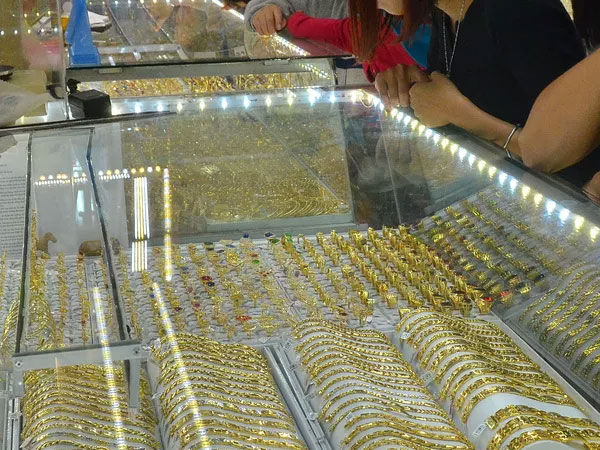 Giá vàng hôm nay 15-10: Đà tăng khựng lại khi chứng khoán quốc tế hồi phục