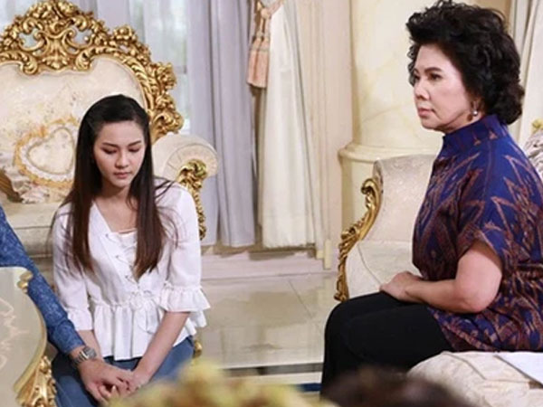 Trong bữa cơm, mẹ chồng bỗng nhắc đến số tiền 500 triệu khiến tôi tái xám mặt còn chị chồng thì giận dữ bỏ về