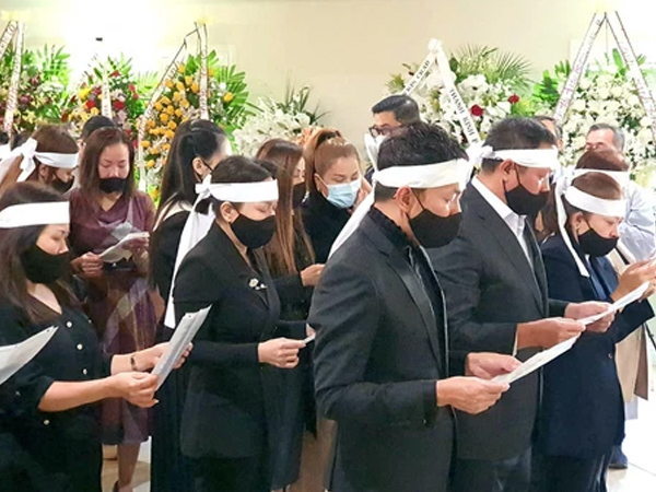 Còn nỗi đau nào đau hơn với Việt Hương: Xong tang sự Phi Nhung lại chịu tang mẹ nuôi tại Mỹ đúng ngày sinh nhật