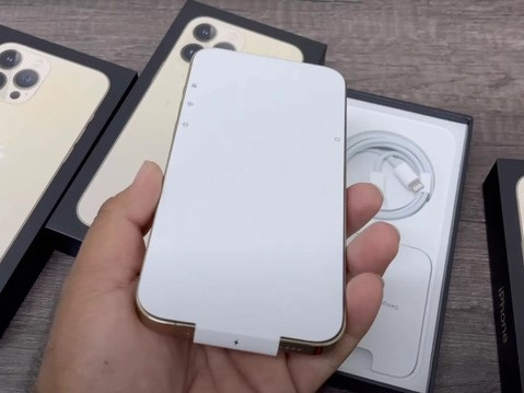 Chuyện chưa từng có: Khách mua iPhone 13 ở Việt Nam buộc phải khui hộp và kích hoạt ngay ở cửa hàng?