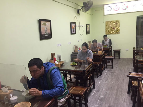 Quán ăn, cà phê ở Hà Nội đắt khách khi chuyển trạng thái phục vụ