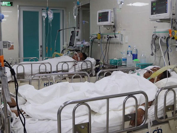 Rượu pha chế từ cồn công nghiệp gây chết 10 người ở TP.HCM nguy hiểm ra sao?