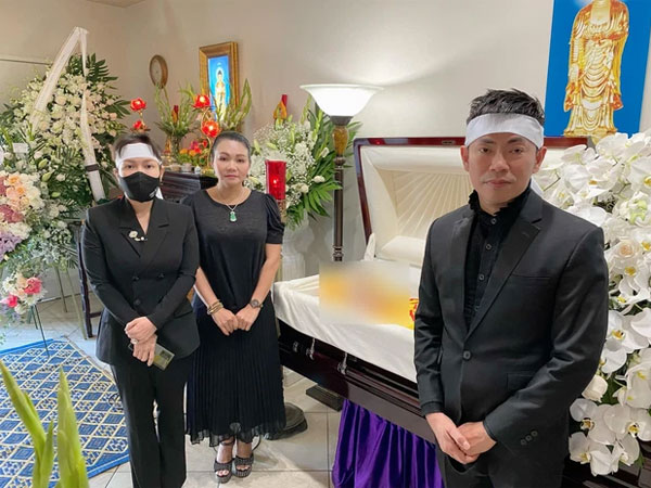 Tang lễ mẹ nuôi NS Việt Hương ở Mỹ: Nữ danh hài túc trực bên Hoài Tâm, vợ cố NS Chí Tài và dàn nghệ sĩ đến chia buồn!