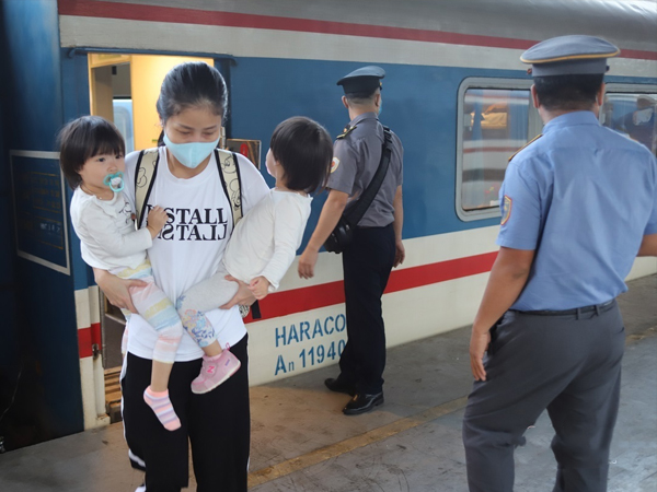 Chuyến tàu đầu tiên vào ga Sài Gòn, hàng trăm khách được về thẳng nhà
