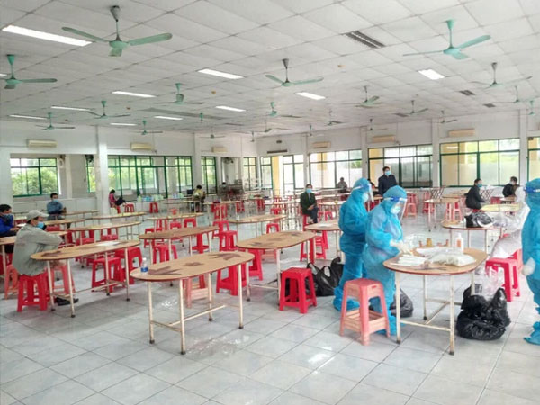 2 vợ chồng nhiễm Covid-19 sau ngày họp phụ huynh: Thêm 5 công nhân liên hoan cùng người chồng dương tính