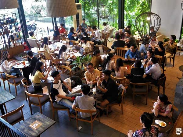 Hàng quán Đà Nẵng ngày đầu bán tại chỗ: Nơi tấp nập khách dù trời mưa, chỗ vẫn đóng cửa im lìm
