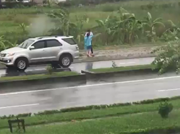 Cãi vã giữa trời mưa gió, cô gái bỗng ngất xỉu nhưng cái kết mới khiến dân tình 'ngã ngửa'
