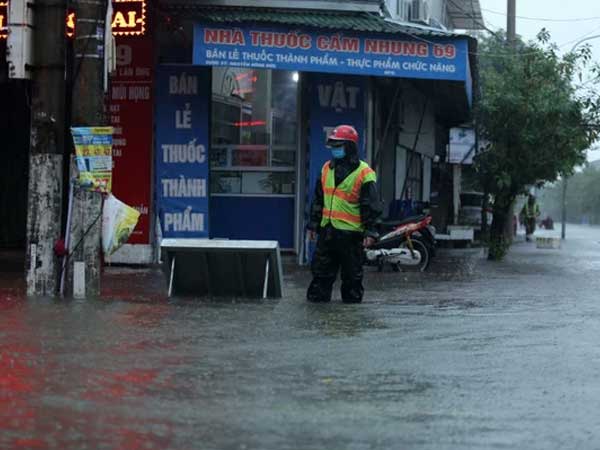 Hà Tĩnh: Mưa lớn khiến đường ngập sâu, hàng loạt phương tiện bì bõm trong biển nước