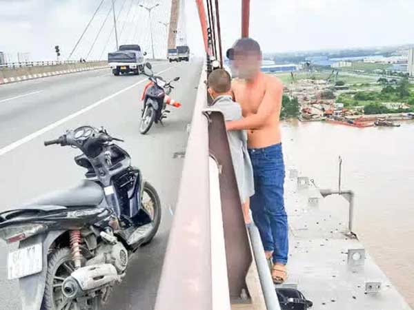 Vừa ly hôn, người đàn ông ôm con định nhảy cầu Cần Thơ tự tử