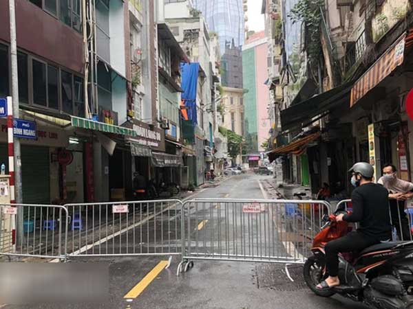 Hà Nội: Chốt chặn 2 đầu phố Đình Ngang sau khi ghi nhận ca test nhanh dương tính SARS-CoV-2 đi lại nhiều nơi