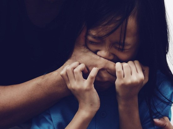 Con gái mách chuyện bị bố ép uống thuốc ho, người mẹ chất vấn mới bàng hoàng biết chuyện động trời xảy ra trong nhà suốt 2 năm qua