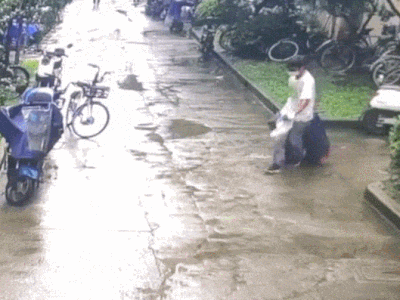 Gã đàn ông giết cô gái rồi nhét vào vali, cảnh khệ nệ kéo thi thể và tiết lộ về nơi ở của sát nhân gây ám ảnh tột độ