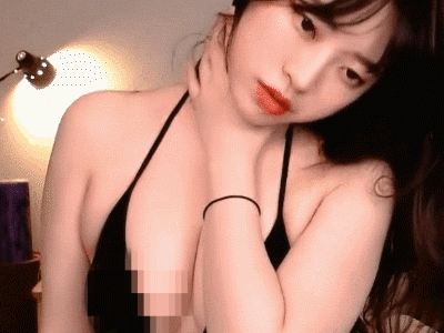 Lên sóng dạy fan cách massage vùng cổ, nữ streamer bỗng hút cả chục nghìn fan, tất cả chỉ vì chi tiết 'hớ hênh' khó đỡ