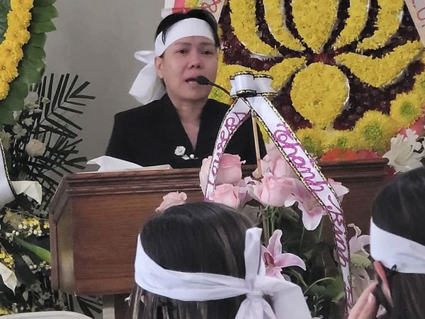 NS Việt Hương khóc đến mắt sưng húp, tiều tuỵ trong ngày tiễn đưa mẹ nuôi về nơi an nghỉ cuối cùng ở Mỹ!