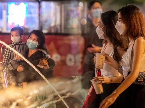 Sài Gòn đang khỏe lại: Mọi người nô nức đi dạo trung tâm thành phố ngày cuối tuần
