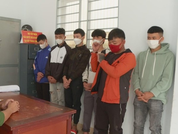 Học sinh lớp 10 rủ bạn đi trả thù, chém nhầm người đi đường