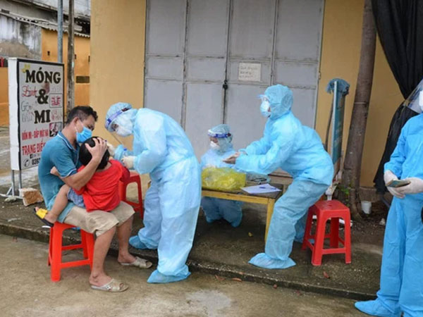 Đôi vợ chồng nhiễm Covid-19 từng đi họp phụ huynh: 16 học sinh và 2 giáo viên lây bệnh