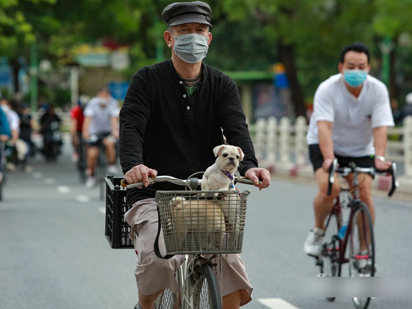Hà Nội: Cuối tuần vừa mưa vừa rét, người dân mặc áo ấm, quàng khăn kín mít ra đường đi chơi