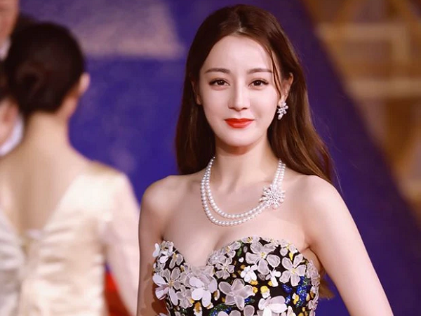 Địch Lệ Nhiệt Ba rơi chiếc khuyên tai giá bằng nửa căn nhà, khoảnh khắc mất đồ leo thẳng lên hot search