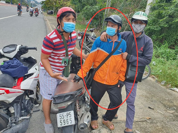 Đội hiệp sĩ bắt được đối tượng trộm hơn 300 triệu đồng của tài xế quên khoá cửa xe