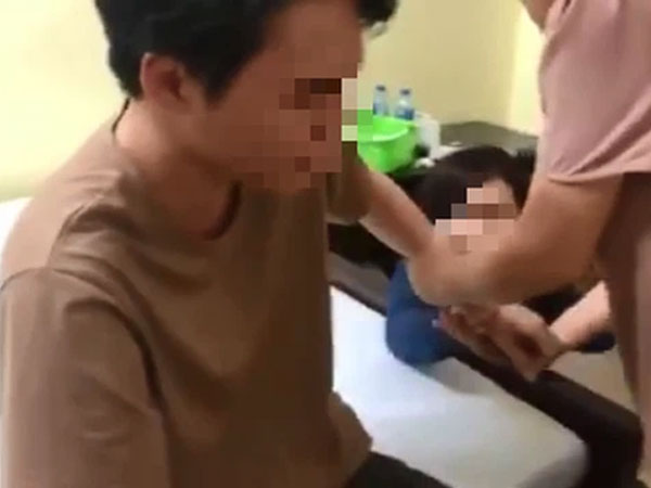 Màn bắt gian cực căng: Chồng cử người lạ vào tận phòng nhân tình của vợ, đèo cô về và chốt hạ một câu đầy thấm thía