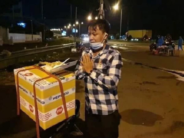 Người đàn ông ôm tro cốt của vợ về quê ghé dọc đường xin cơm chay vì lý do ai nghe qua cũng thấy xúc động!