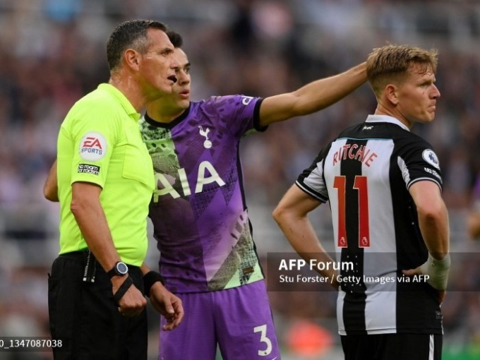 Trận Tottenham - Newcastle tạm dừng để cứu sống cổ động viên đột quỵ