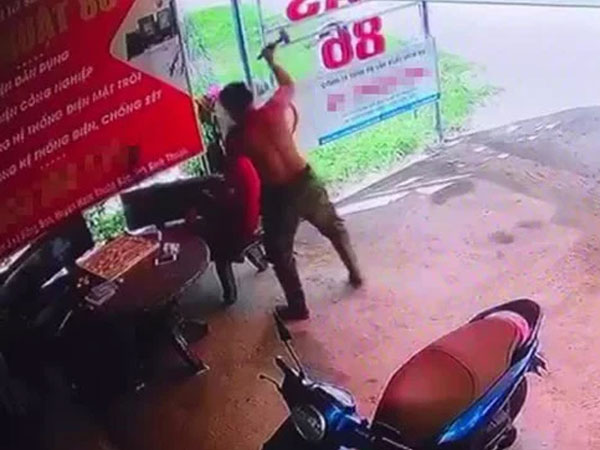 Đang ngồi chơi cờ, người đàn ông bất ngờ bị đập búa vào đầu tử vong
