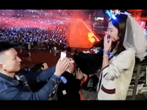 Phát sốt với màn cầu hôn lãng mạn như phim truyền hình ngay trong concert thần tượng, nguyên nhân phía sau khiến dân tình bật cười: Anh chàng này thật láu cá!