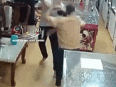 Đồng Nai: Gã đàn ông hung hãn xông vào nhà, thẳng tay chém người phụ nữ dã man