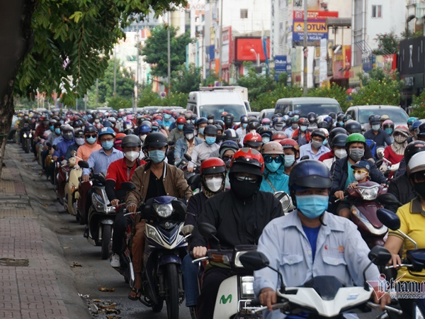 Nghìn xe xếp hàng dài ở cửa ngõ vào trung tâm TP.HCM ngày đầu tuần
