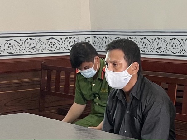 Tưới 5 lít xăng dọa giết em gái