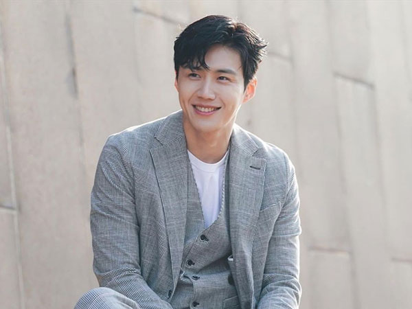 Kim Seon Ho - Tài tử chấn động Kbiz vì ép bạn gái phá thai: Nam thần nhút nhát vì mẹ bị đâm, quỳ gối van xin dù bị 'cắm sừng'
