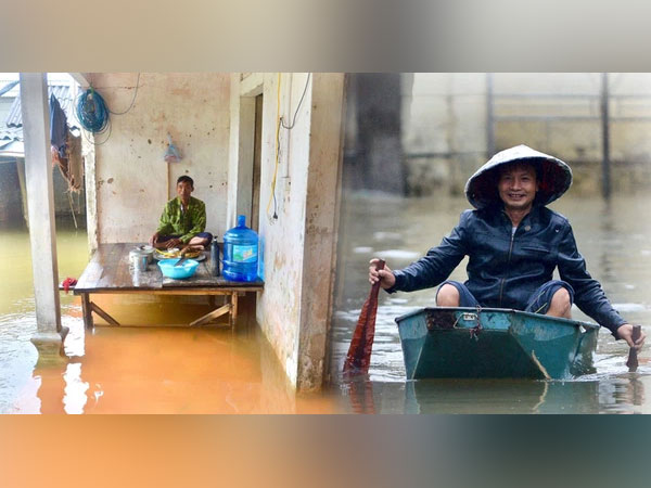 Cuộc sống đảo lộn của người dân Hà Nội những ngày sống chung với lũ: Dùng thuyền tự chế để di chuyển, cả gia đình phải đi sống nhờ