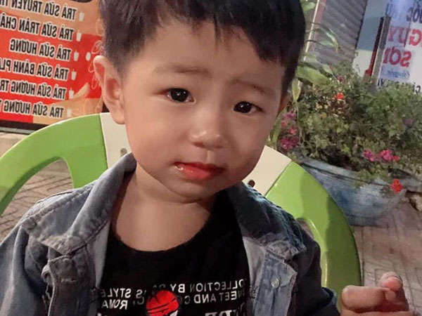 Dòng chia sẻ của mẹ bé trai 2 tuổi mất tích ở Bình Dương khiến nhiều người xót xa: 'Ba ngày ba đêm rồi, con nhớ ba mẹ lắm rồi...'