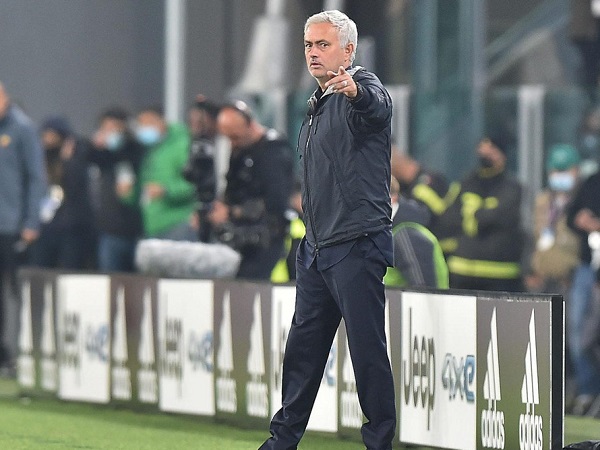 Roma thua đại chiến, Mourinho lại hành động gây sốc