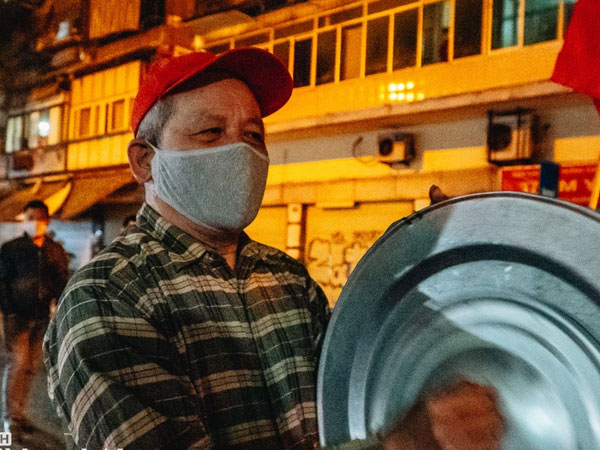 Người dân gõ mâm, phất cờ hò reo, mừng khoảnh khắc BV Việt Đức dỡ cách ly: 'Mong rằng từ ngày mai cuộc sống sẽ trở lại bình thường'