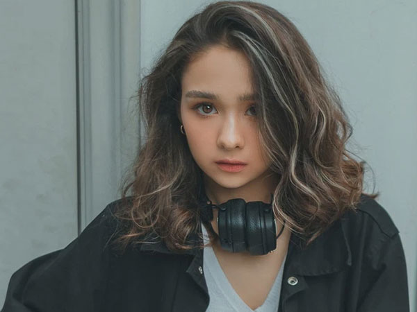 Nữ sinh con lai Việt - Đức nhan sắc đỉnh không thua gì idol K-Pop, xem ảnh quân sự mà chỉ muốn xin slot học cùng