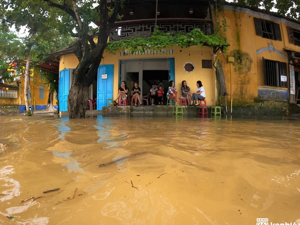 Những hình ảnh đau lòng ở Hội An: Vừa đìu hiu vì dịch Covid-19, phố cổ lại chìm trong nước lũ