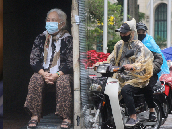 Người Hà Nội co ro trong mưa rét đầu mùa