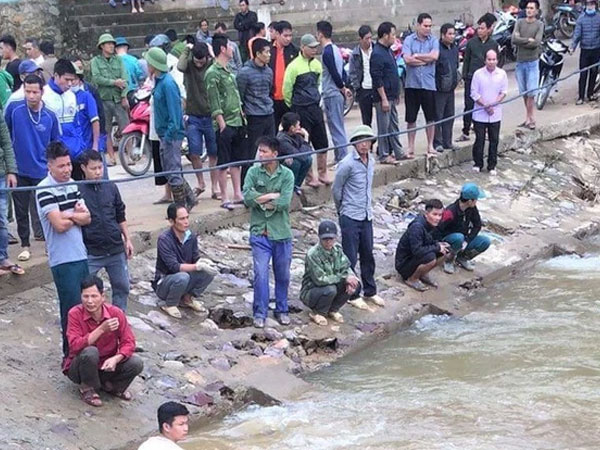 Tìm thấy thi thể học sinh lớp 5 tập đi xe đạp bị mất tích dưới cống ngầm